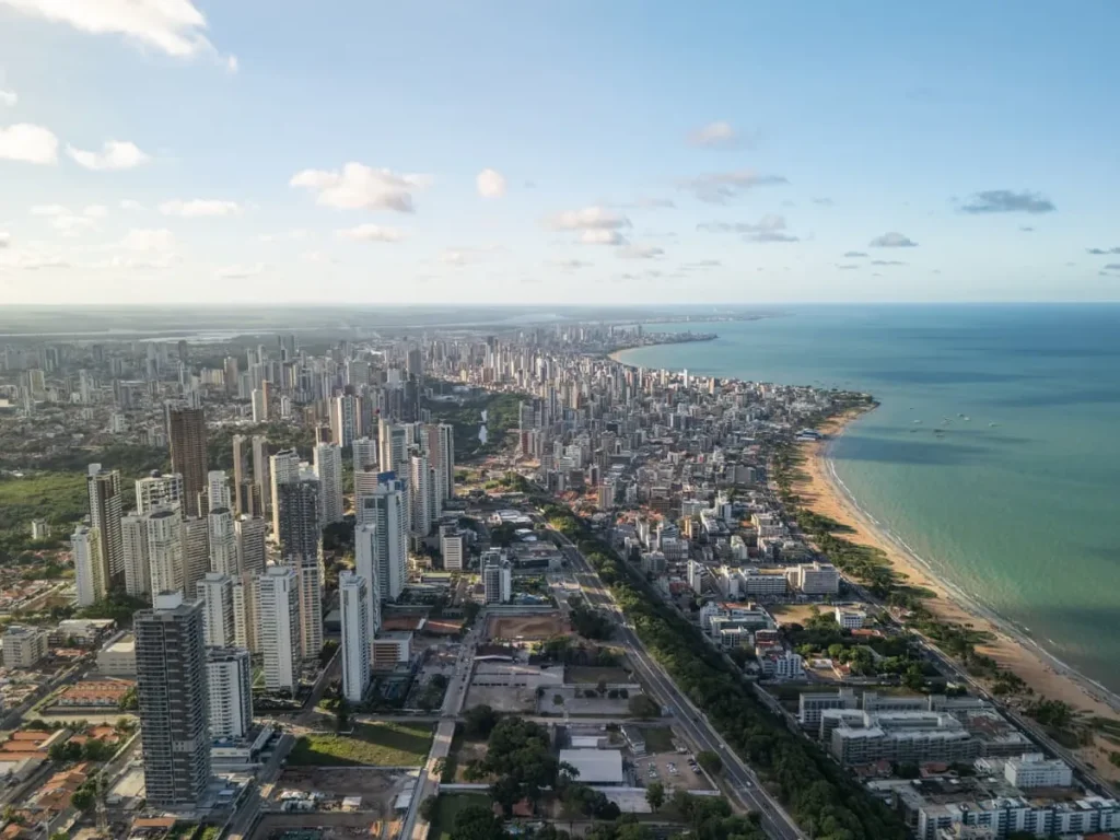Pôr do sol na orla de Cabo Branco, João Pessoa, destacando a qualidade de vida na Paraíba.