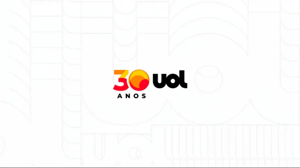 Vista aérea de um edifício residencial de luxo no Brasil, com praia e oceano ao fundo.
