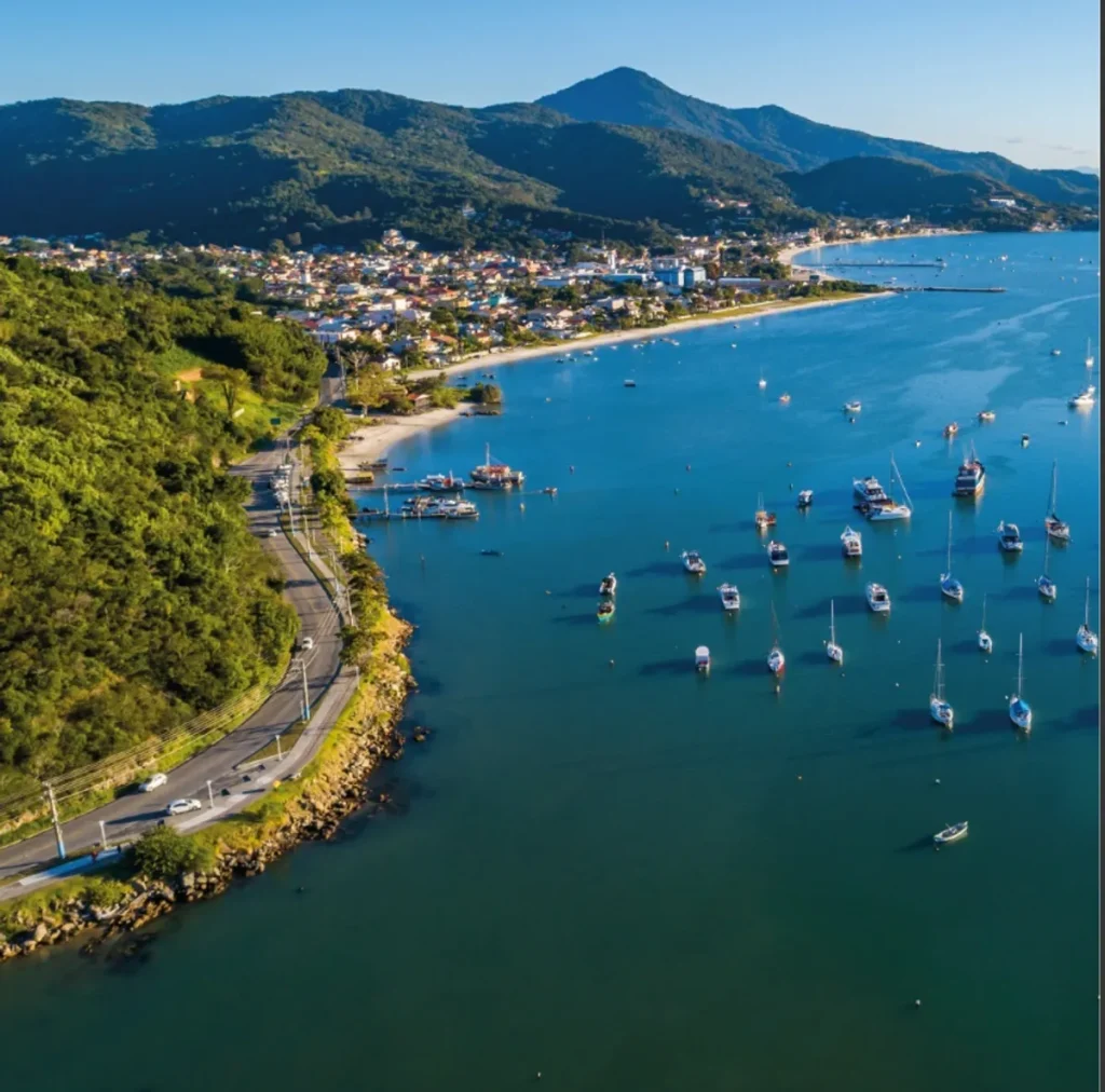 Skyline moderno de Porto Belo com edifícios residenciais em construção e o mar ao fundo.