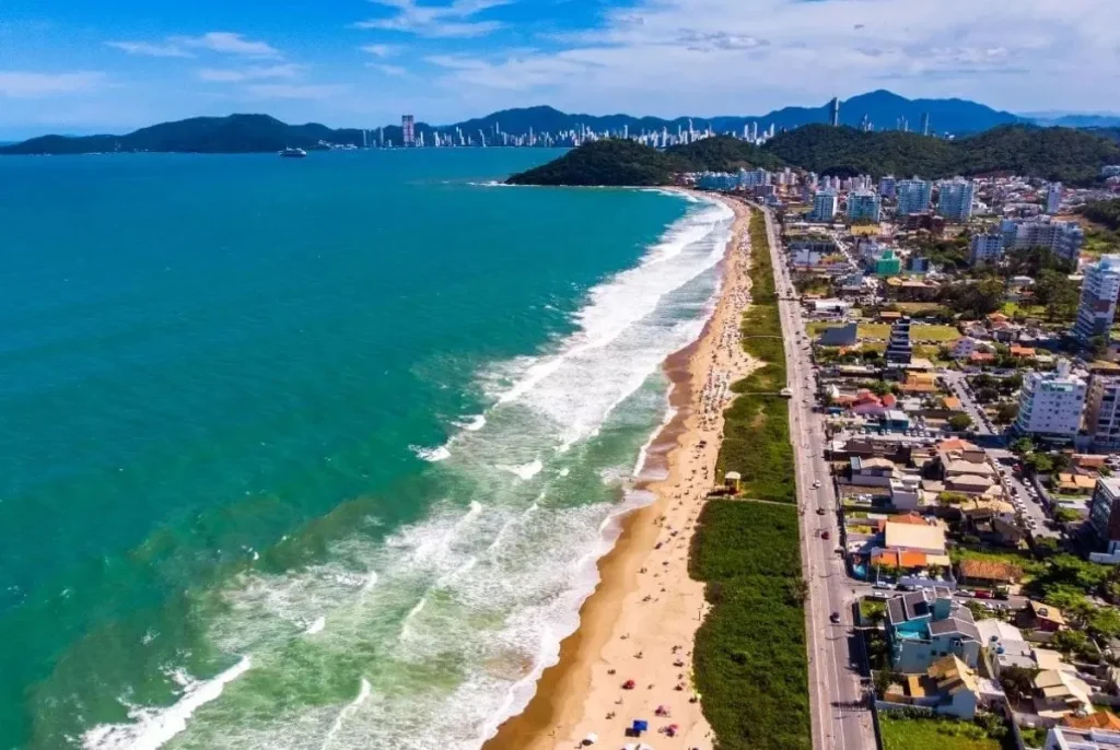 Complexo imobiliário de R$ 3 bilhões em construção na Praia Brava, Santa Catarina, com vista para o mar.
