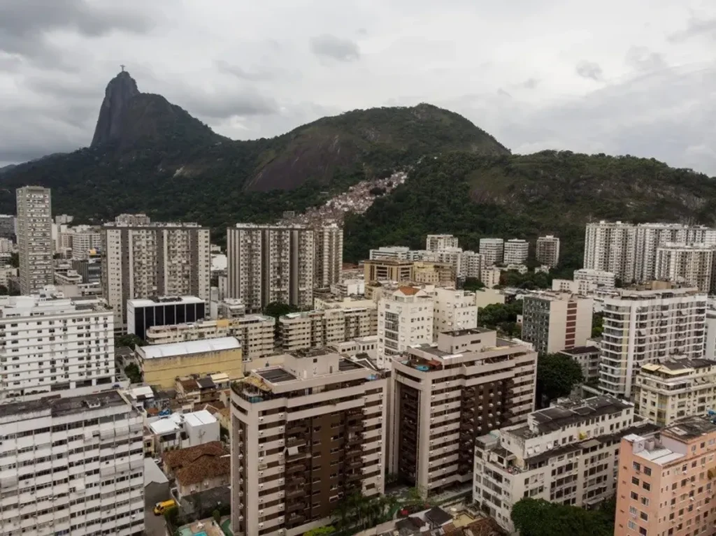 Família feliz celebra a conquista da casa própria com corretor.