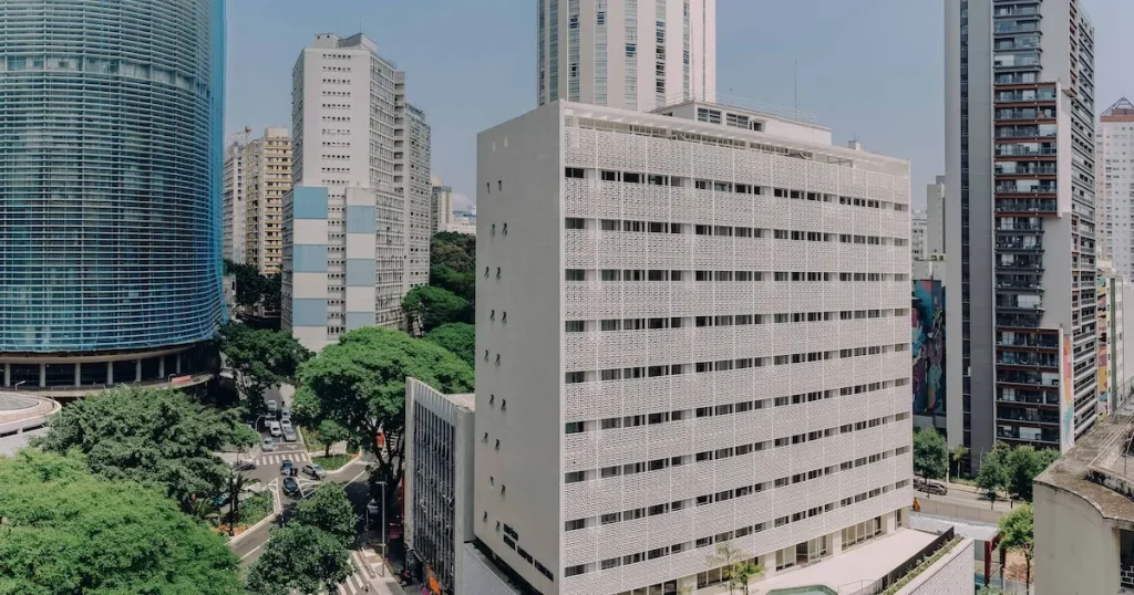 Equipe trabalhando em escritório moderno discutindo software de gestão imobiliária