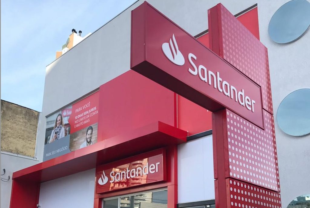 Profissional conduzindo leilão imobiliário online do Santander com diversos imóveis.
