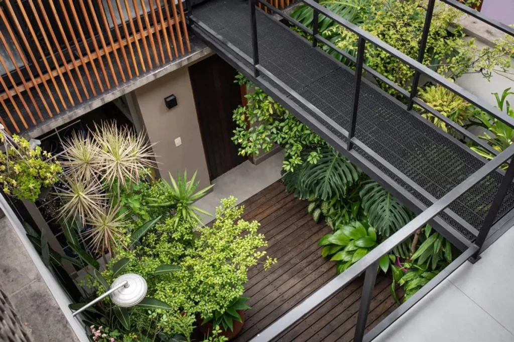 Apartamento moderno e reformado com cozinha integrada e sala de estar elegante.