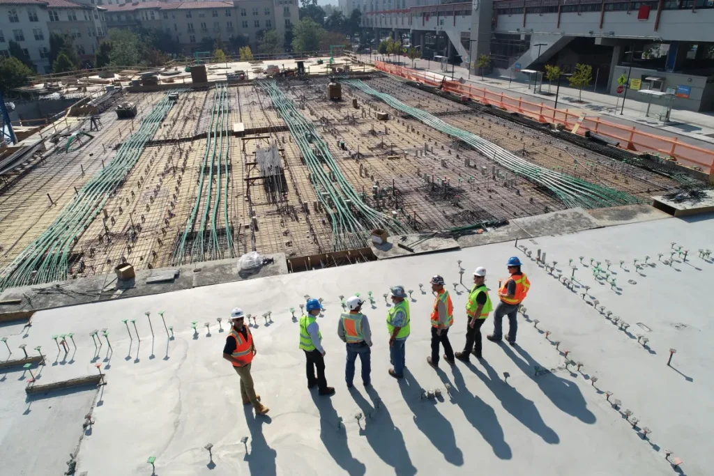 Canteiro de obras moderno com foco em industrialização e tecnologia.
