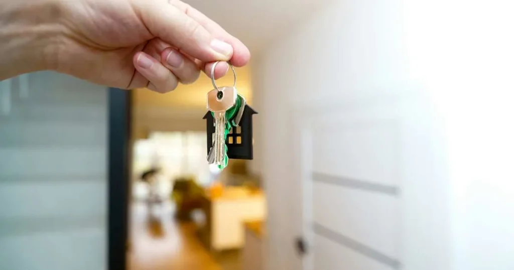 Família brasileira celebra a compra da casa própria através de consórcio imobiliário em 2026.
